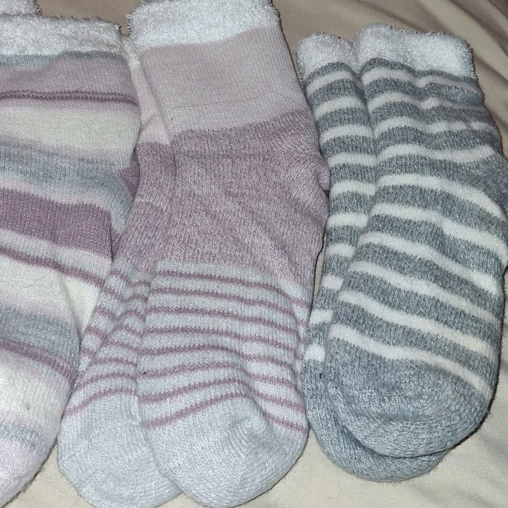 NWOT Lot Of 5 Soft Fuzzy Slipper Socks - Picture 4 of 5